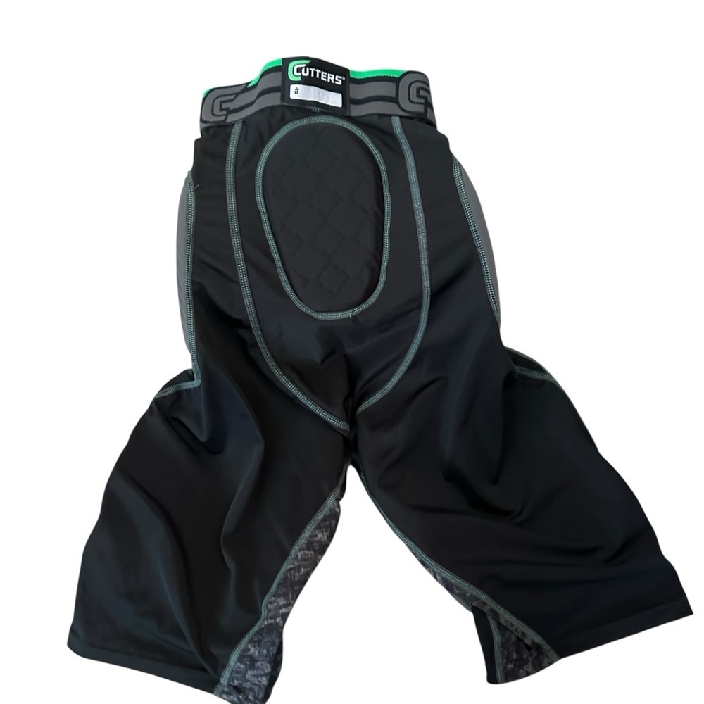 Cutters Rev Impact 5 Pad Football Shorts With Hard Cap Men’s X-Large Black/Camo - Picture 3 of 11